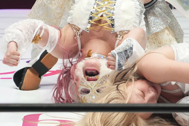 なつぽいに勝利した瞬間、スターライト・キッドは渾身のガッツポーズを見せた　©Masashi Hara