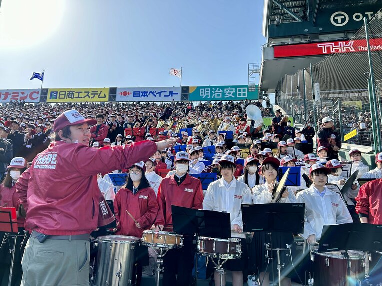 大盛りあがりの田辺アルプス。地元民による大応援団が構成された　©Yukiko Umetsu
