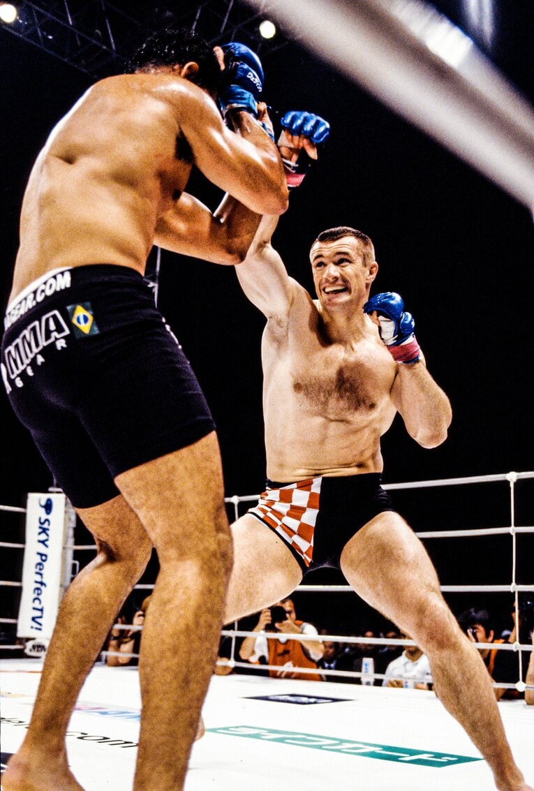 2003年11月、ヒョードルの欠場に伴うPRIDEヘビー級暫定王座決定戦としてミルコ・クロコップと対戦