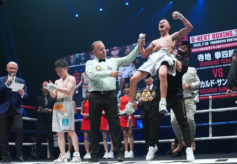 勝利を喜ぶサンドバル陣営（右）。寺地は拍手で讃えた ©︎Naoki Fukuda　©︎Naoki Fukuda