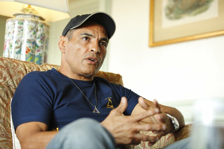 2010年、インタビュー中のヒクソン・グレイシー　©Sports Graphic Number