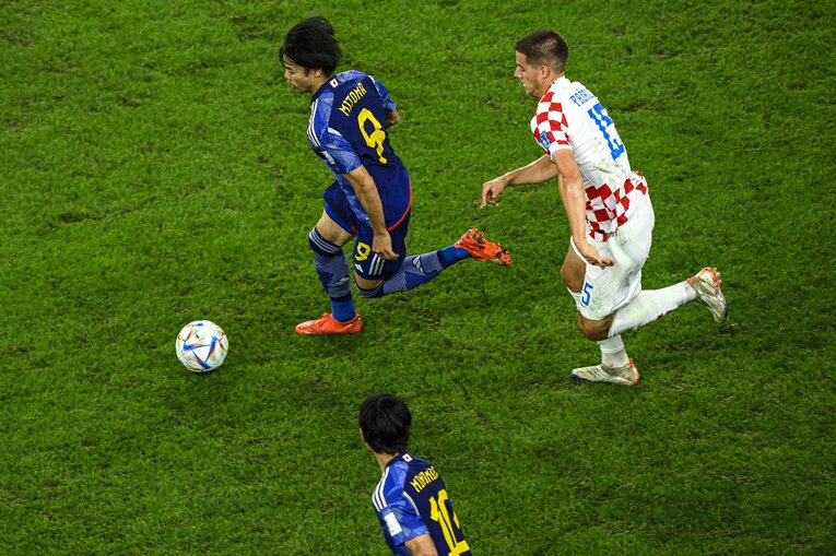 ストライドが大きく、股関節を起点に体全体を使う三笘の走り（2枚目／全3枚） ©Takuya Sugiyama