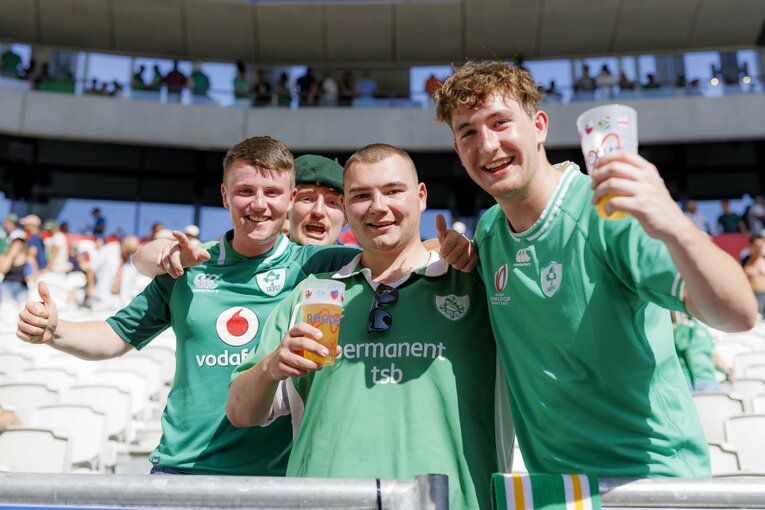 アサヒスーパードライを片手にご機嫌のアイリッシュたち【1枚目／全2枚】　©Kiichi Matsumoto