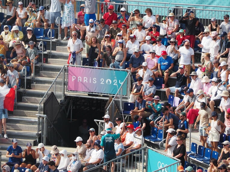 客席にホースで散水するボランティアスタッフ　©JMPA