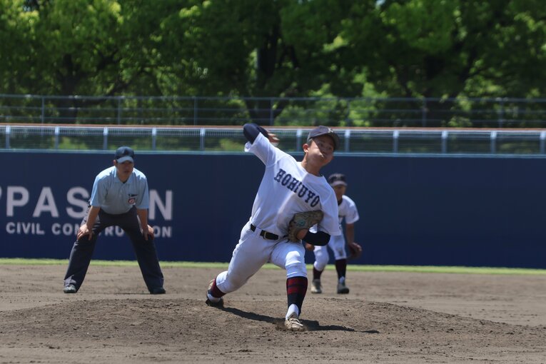 準決勝の大阪桐蔭戦では好リリーフを見せた背番号20の大鶴颯音　©Fumi Sawai