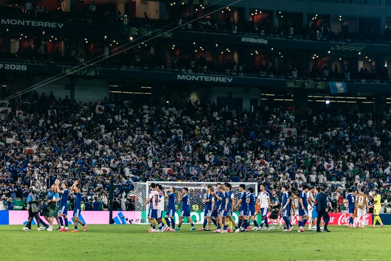 こんなにいっぱい……チュニジア戦、日本を熱烈応援していた外国人ファン（写真は右に続きます）　©Kiichi Matsumoto/JMPA
