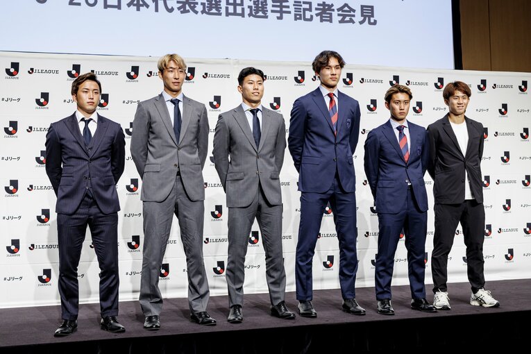 大岩監督の会見と同じ場所で行われた選手記者会見。左から、大畑歩夢（浦和）、関根大輝（柏）、細谷真大（柏）、野澤大志ブランドン（FC東京）、荒木遼太郎（FC東京）、平河悠（町田）　©Kiichi Matsumoto