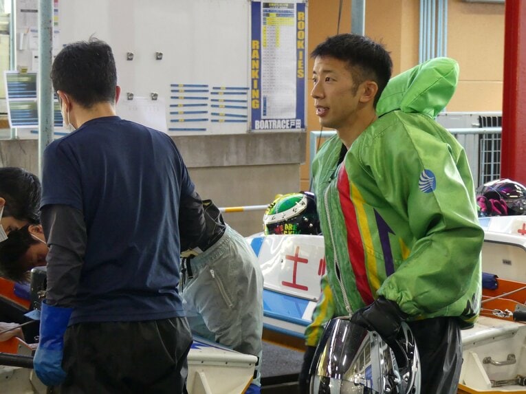 デビュー戦で緊張した面持ちの野田昇吾（戸田ボートレース企業団提供）