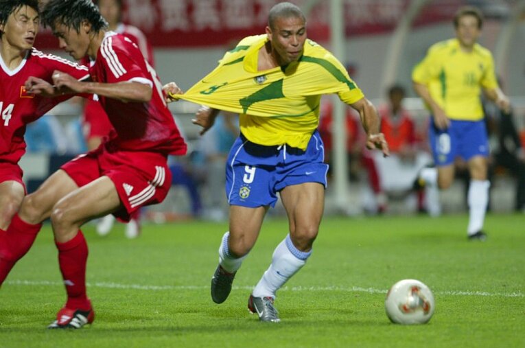 膝の怪我からの復帰後でコンディションが不安視された02年W杯では8得点で得点王に輝き優勝に貢献 ／ photograph by JMPA