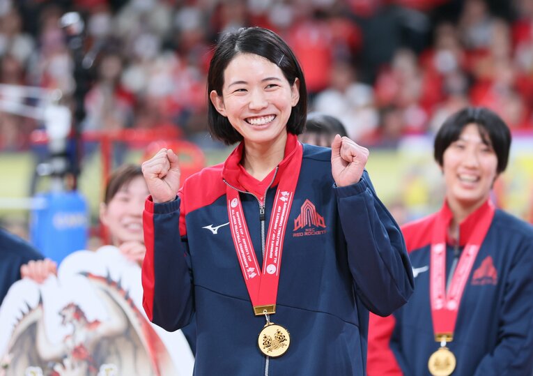 2015年、争奪戦の末にNECレッドロケッツ（現・NECレッドロケッツ川崎）に加入。以降、NEC一筋でプレーした（写真は2023年皇后杯の表彰式）©︎JIJI PRESS