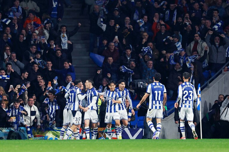 久保建英ケガの瞬間…じつは“バルサ選手もガク然”「9日間で3戦300分超→中4日スタメン」「昨日タケ、残念だったな」撮影カメラマンが見た全事実(9)