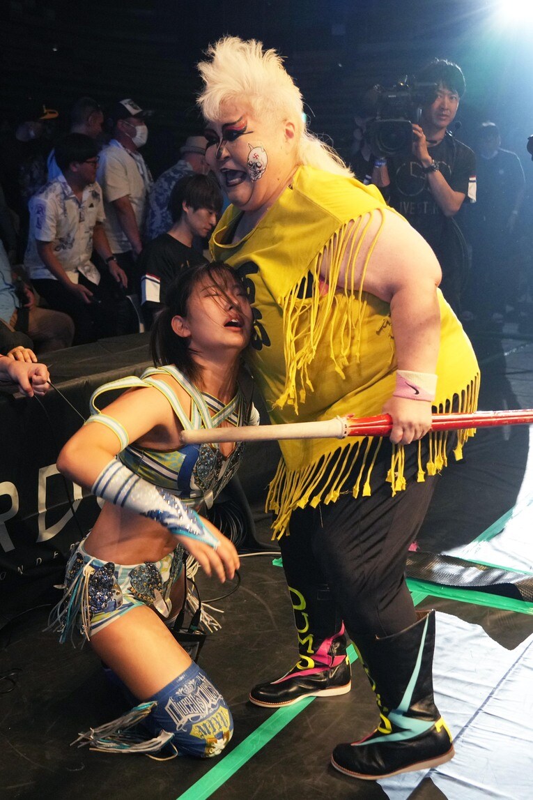 21歳の天咲光由を場外に引きずり出した62歳のダンプ松本