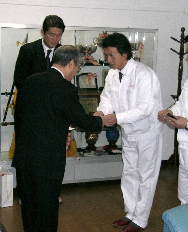 2008年ドラフトでロッテから2位指名。瀬戸山隆三社長（当時）からあいさつを受けるホンダ時代の長野。こののち、入団を拒否する　©JIJI PRESS