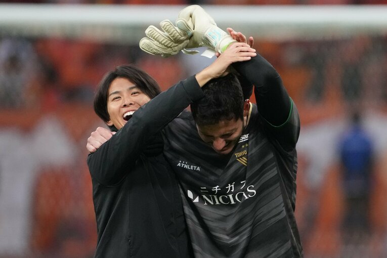 東京ヴェルディの守護神マテウスも大喜び　©Masashi Hara