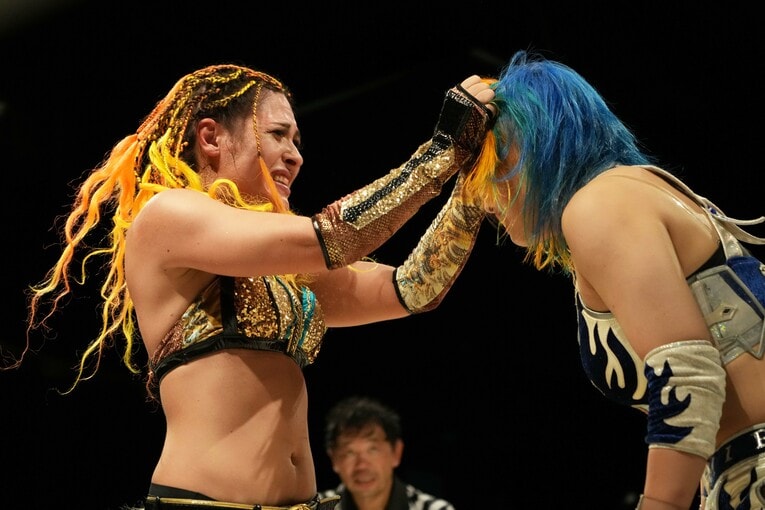 MIRAIに頭突きを見舞うジュリア　©Essei Hara