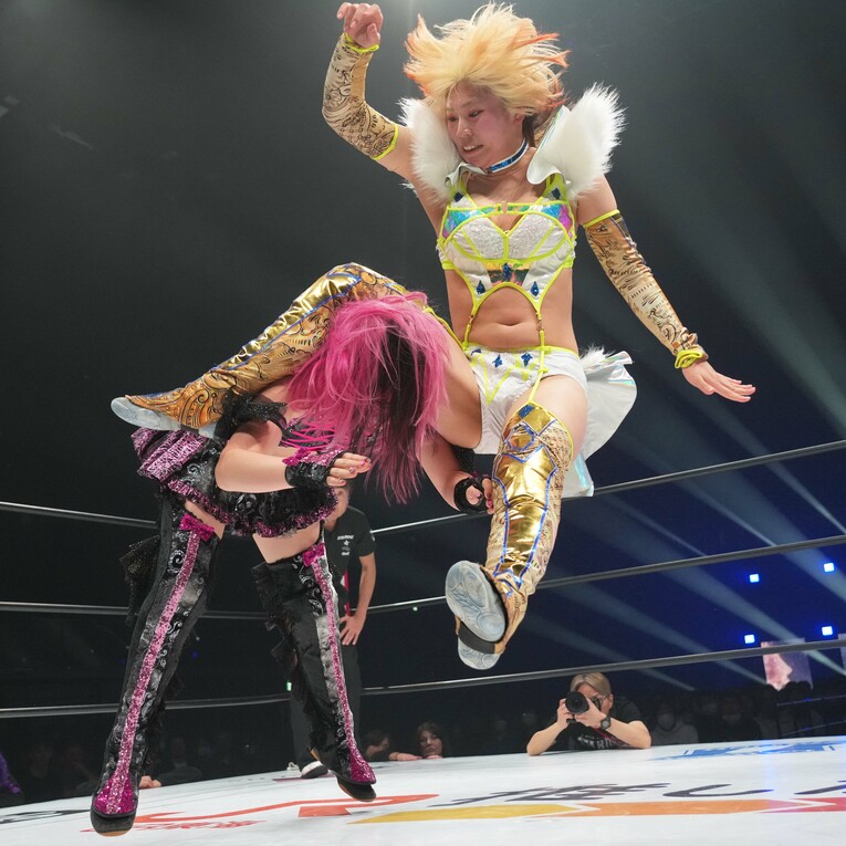 レッグドロップで吏南を攻める羽南　©Essei Hara