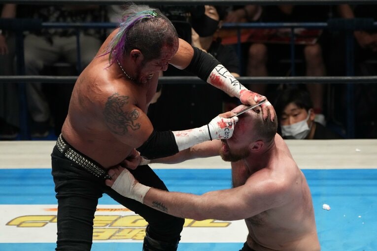 カミソリでジョン・モクスリーの頭部を引き裂く葛西純