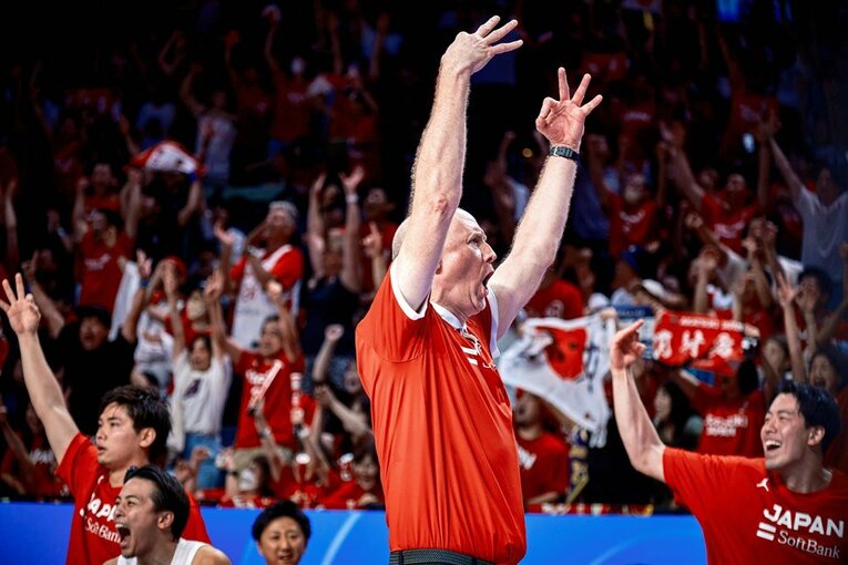 ホーバス監督もガッツポーズ　©︎FIBA