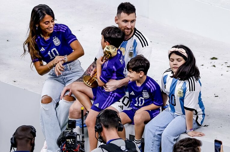 カタールW杯優勝後のメッシファミリー。妻アントネーラさんの両親が経営するスーパーマーケットに銃弾が撃ち込まれるとは……。 ／ photograph by Kiichi Matsumoto/JMPA