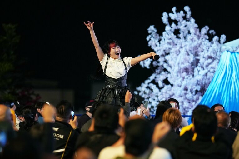 トークイベントのオープニングで歌う伊藤麻希。4月18日、東京　©Essei Hara