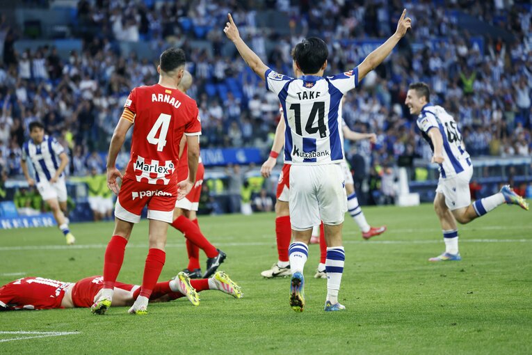 「久保建英が子供ファンにユニホームを」日本代表招集前のホーム最終戦で監督と別れ…5季連続欧州カップ戦は「ソシエダでの奇跡的な時」だった(13)