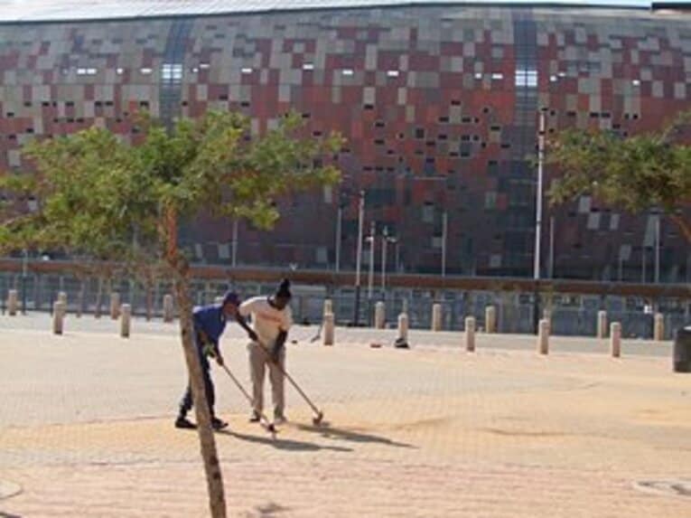 南アの人はマラドーナが異常に好き!?W杯メインスタジアムは未だ完成せず。(3)