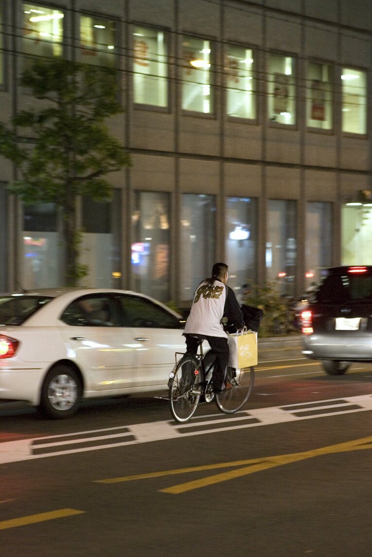 自転車を漕ぐ辰吉丈一郎　©Takuya Sugiyama