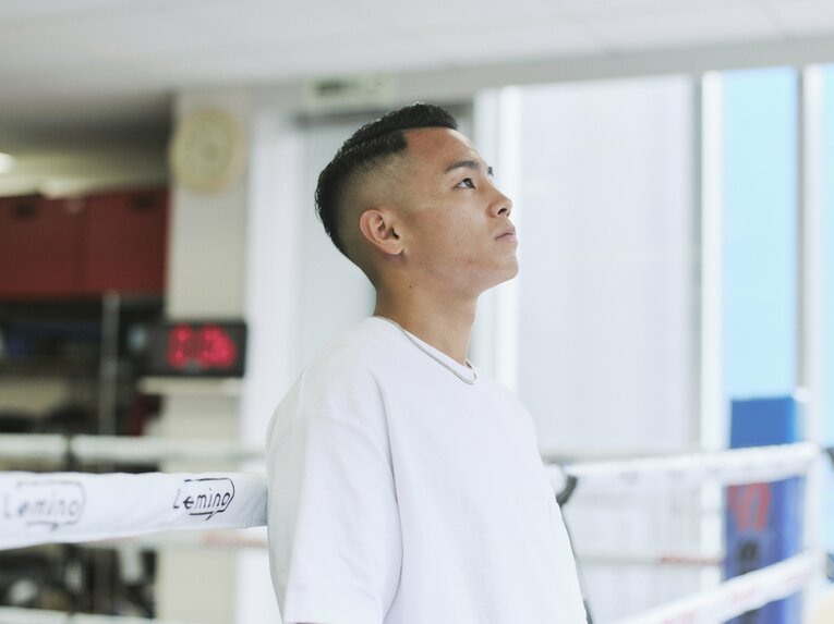 大橋ジムで取材に応じるWBO世界バンタム級王者の武居由樹（2024年） ©Yuki Suenaga