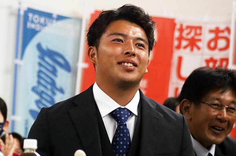 阪神ドラフト2位指名に喜びで顔を上気させる椎葉剛。右は岡本哲司監督 ／ photograph by Kou Hiroo