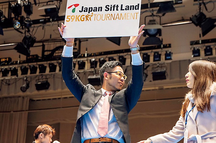 かつてはオリコン1位も記録。あのバンドマンの“華麗なる”転身。~日本キックボクシング連盟の裏方に~<Number Web> photograph by Nihon Kick Boxing Association