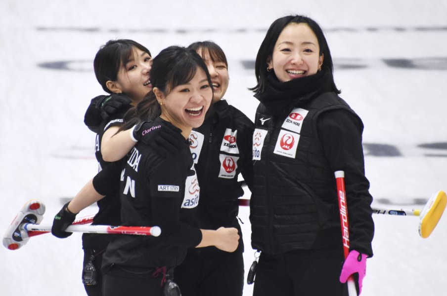 《カーリング》ロコ・ソラーレがプレーオフを制し北京五輪出場確定「個性をつぶさず、のびのびやる」で狙う平昌銅メダル超え<Number Web> photograph by KYODO