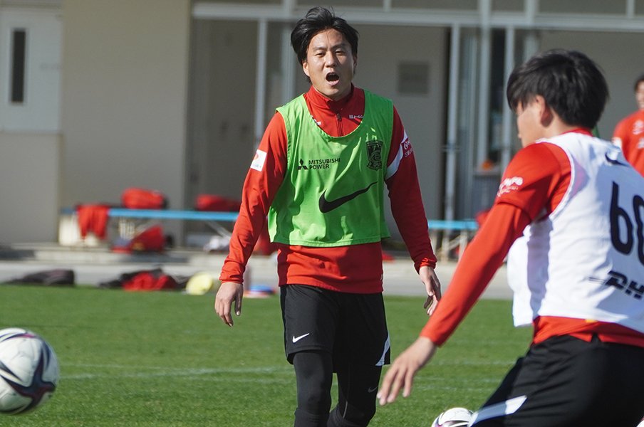 34歳シーズンに浦和新加入の岩尾憲「サッカー界の流れも変え得る働きを」 “遠藤保仁的なスキル”と若手への好影響《キャンプ現地レポ》<Number Web> photograph by Atsushi Iio