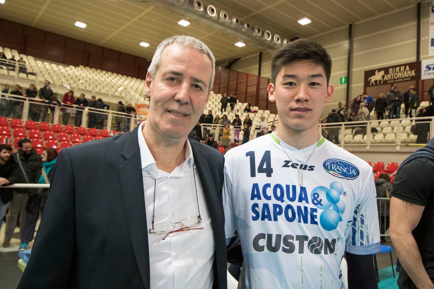 ラティーナ時代、バンニョーリ監督（当時）と写真に収まる石川祐希（2017年2月）　©︎Enrico Calderoni/AFLO SPORT