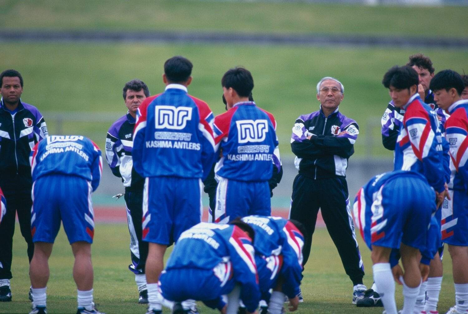 宮本監督とエドゥーコーチ（左から3人目）　©Koji Asakura