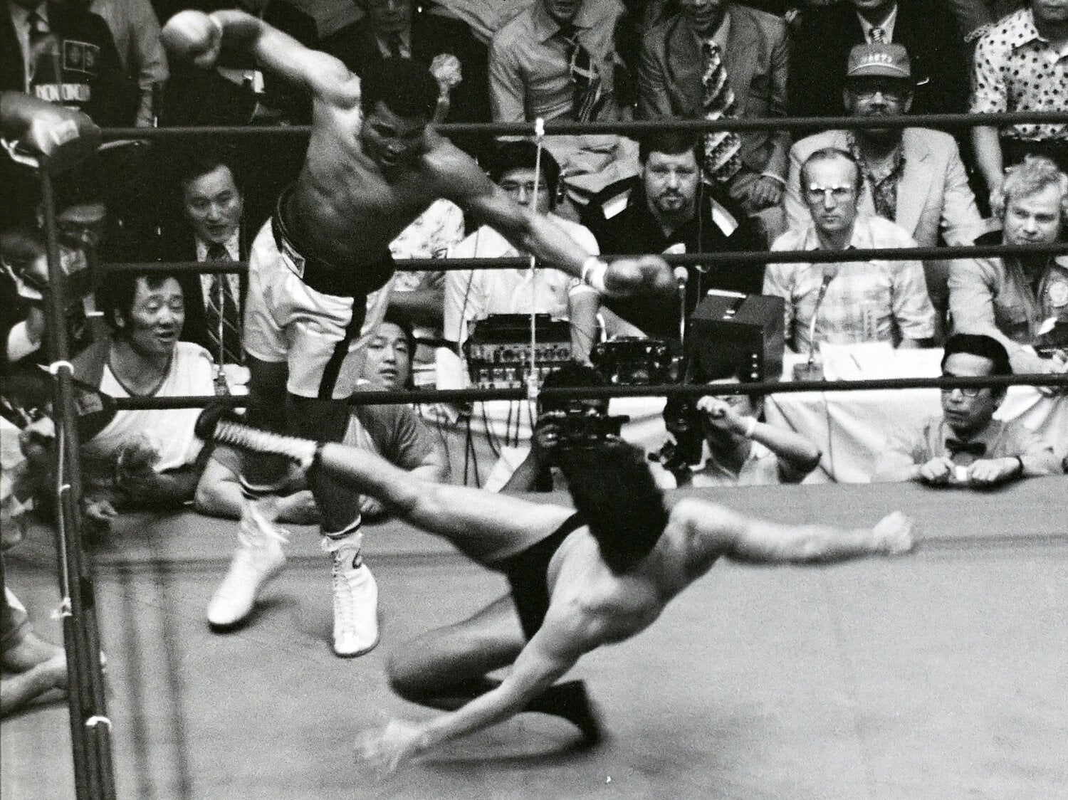 寝転がった状態から執拗にアリの足を狙い続けた猪木（2階席から撮影）