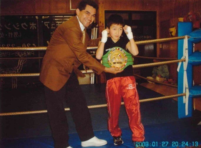 ヘルマン・トーレスにWBCのベルトを巻いてもらう。当時小学6年生（本人提供）