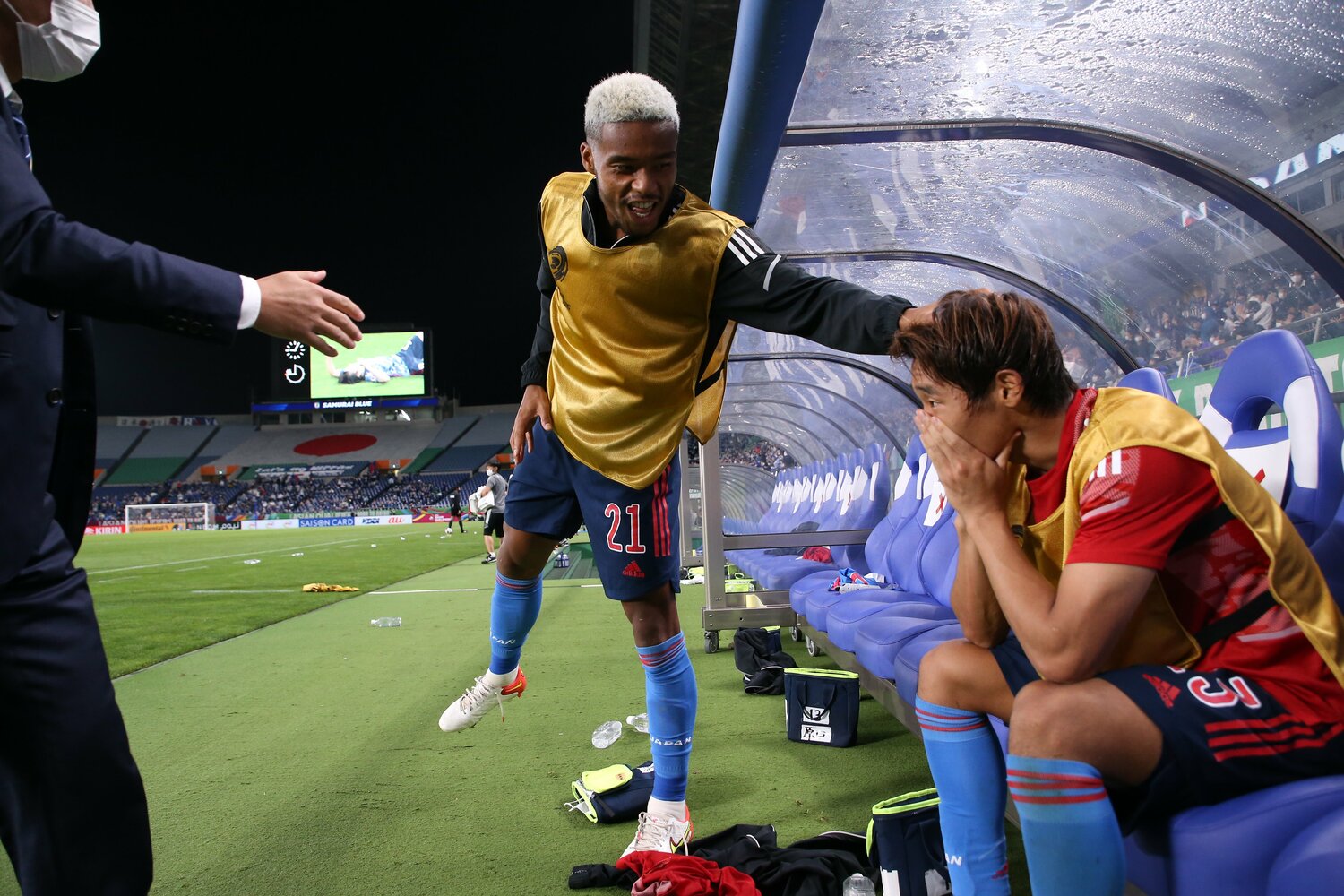 W杯アジア最終予選のオーストラリア戦後、MF守田英正に歩み寄り声をかけるオナイウ阿道　©︎JFA/AFLO