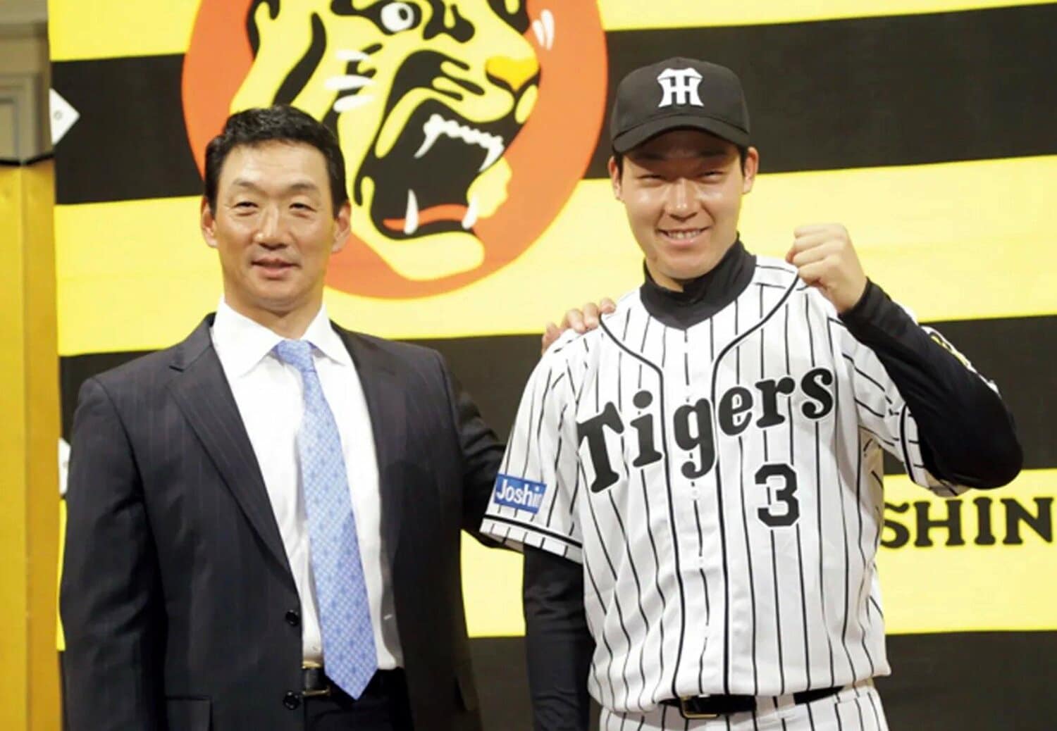 2016年の金本監督(左)と入団を決めた大山 ©JIJI PRESS