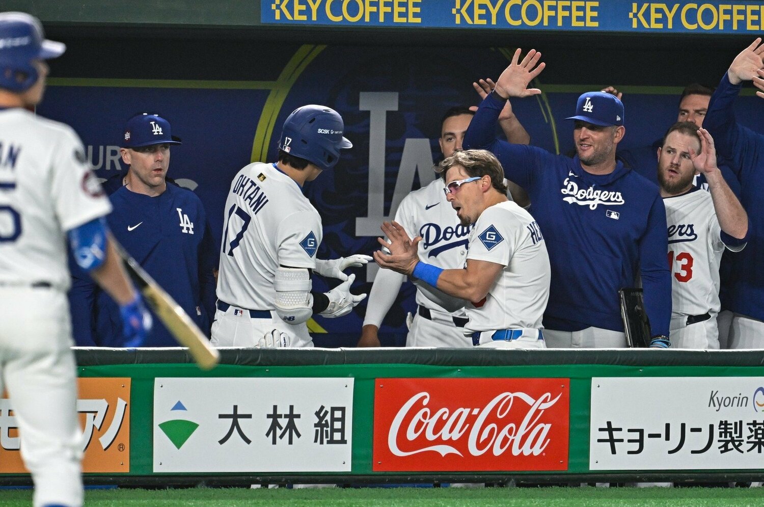 HRの大谷を「かめはめ波」ポーズで迎えるキケだが、自身の打撃の調子はまだ上がっていない　©Nanae Suzuki