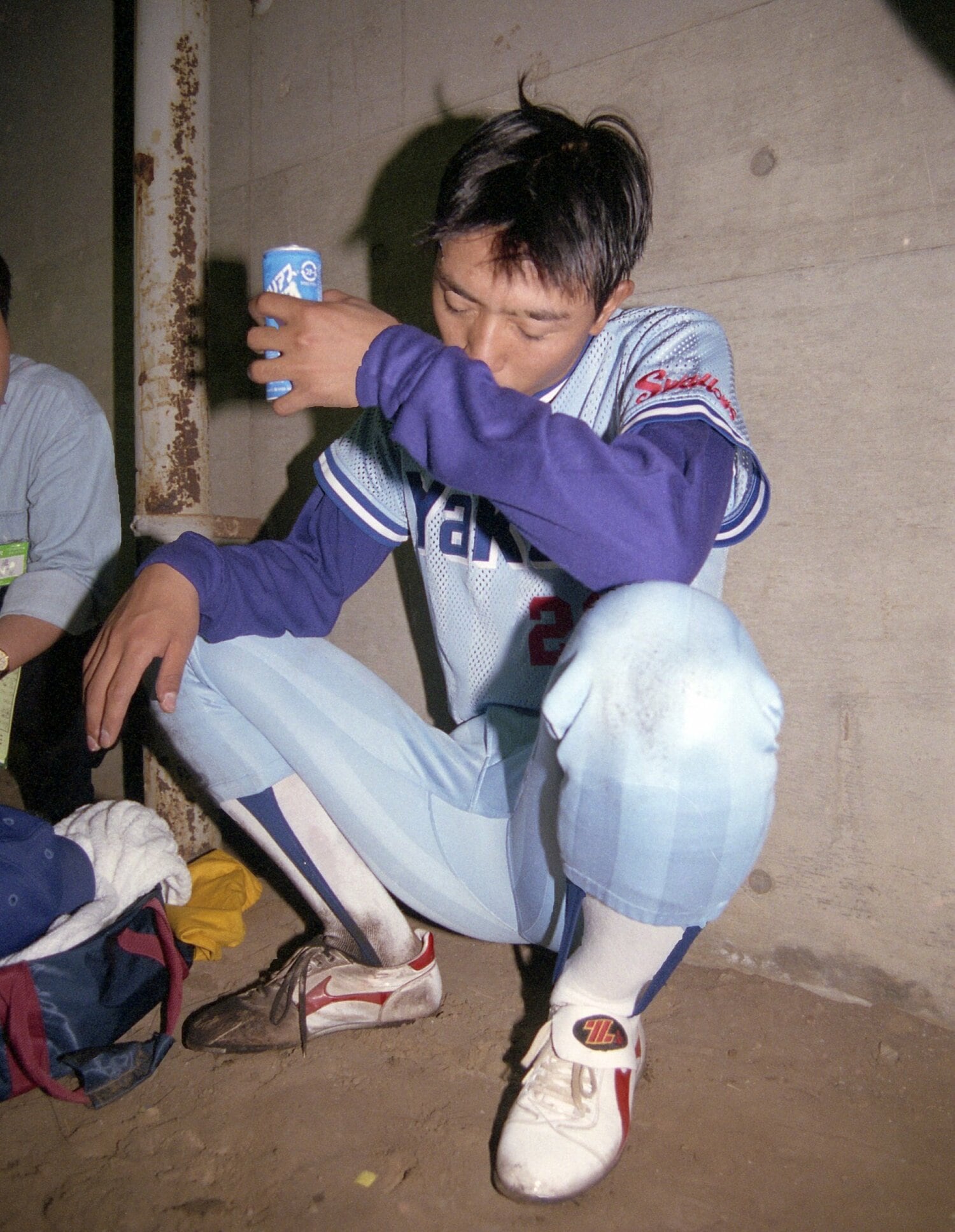巨人・篠塚からサヨナラ本塁打を浴びて、試合後涙に暮れるヤクルト・伊藤智仁 ©Sankei Shimbun