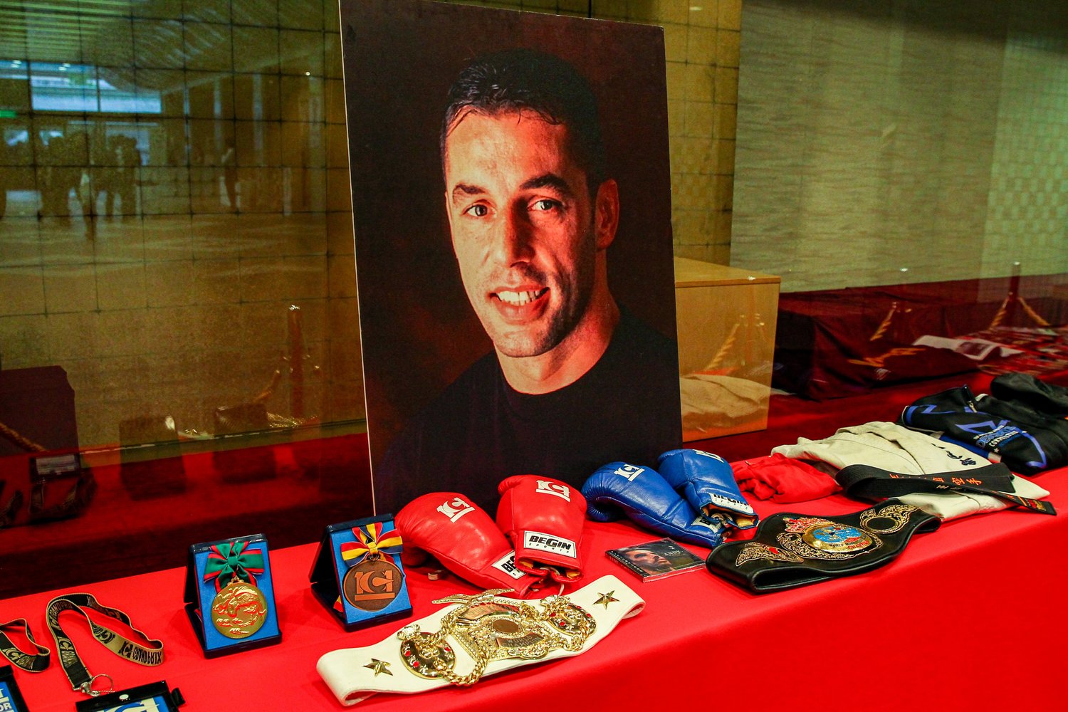 2012年、K-1両国大会で行われた13回忌にて。遺影に使用された写真も長尾氏が撮影したもの