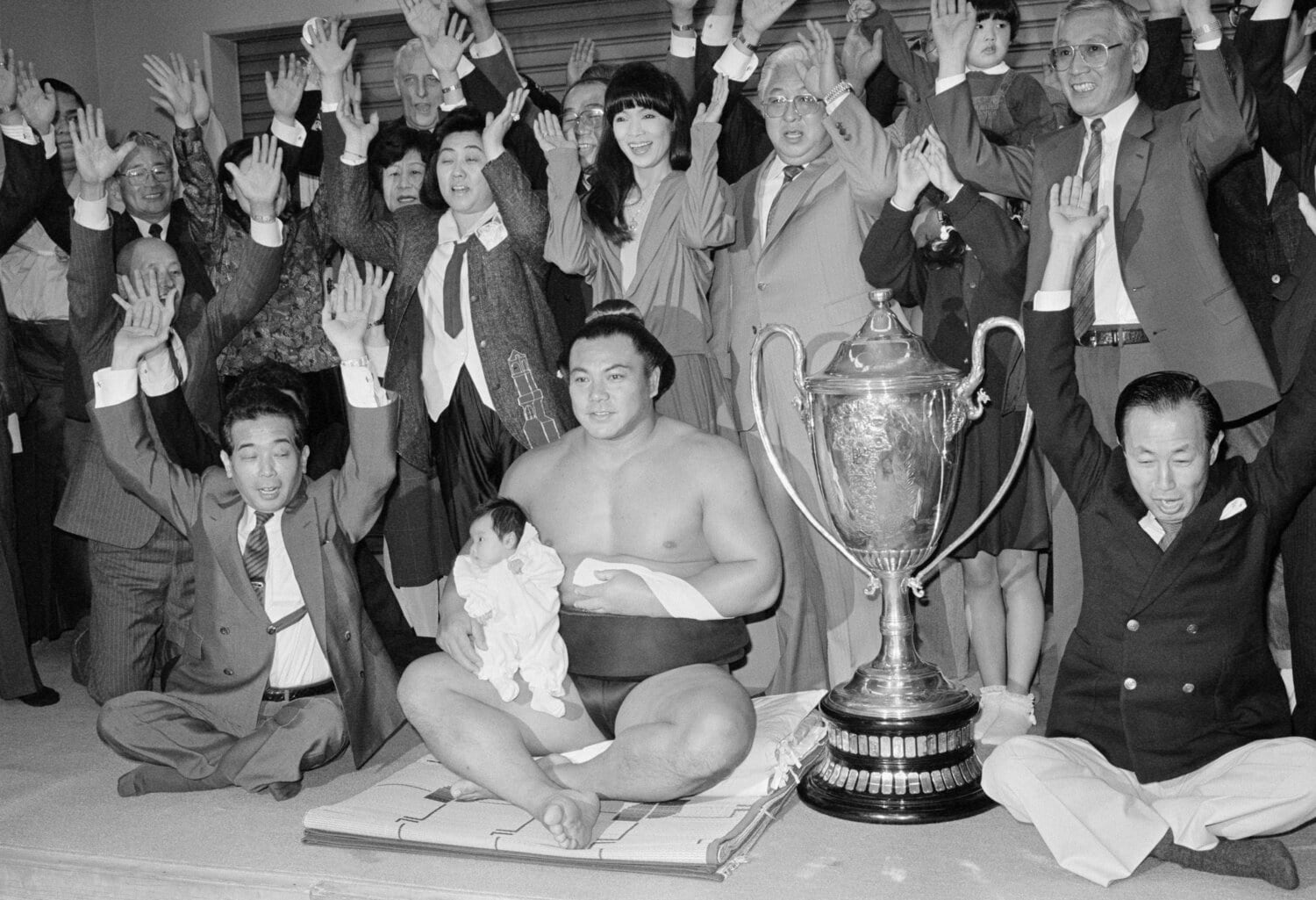 1989年の3月場所で優勝。3女とともに万歳三唱する千代の富士　©JIJI PRESS