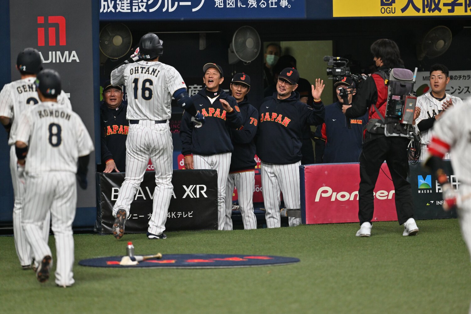 衝撃の2打席連発後、ベンチに戻る大谷 ©Naoya Sanuki