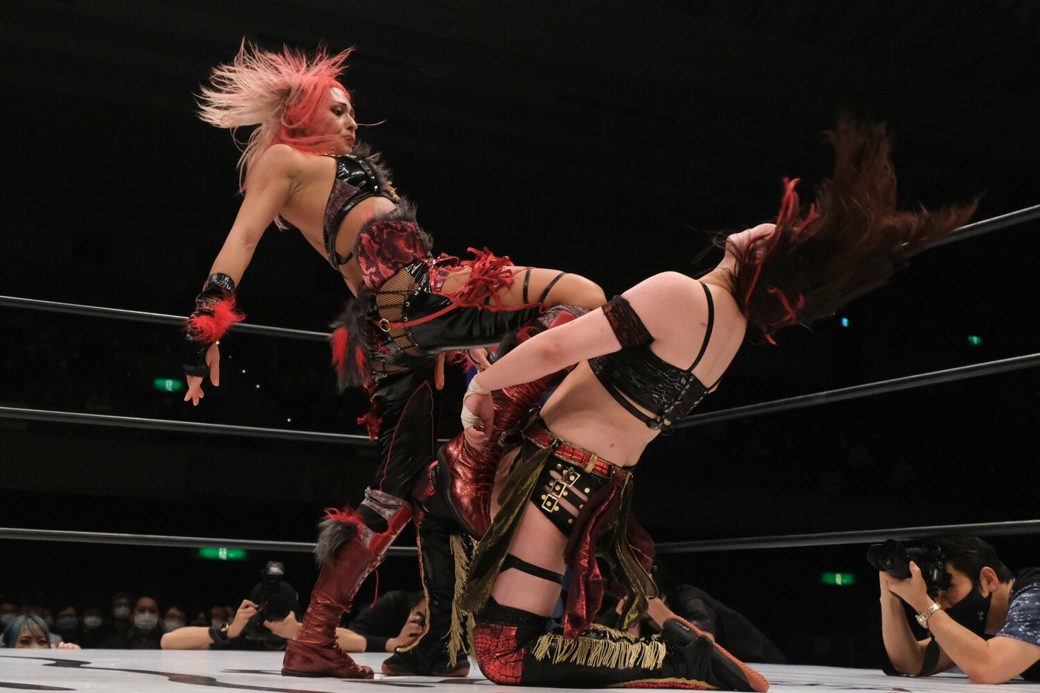 ジュリアvs鈴季すずのタイトルマッチは激しい一戦に