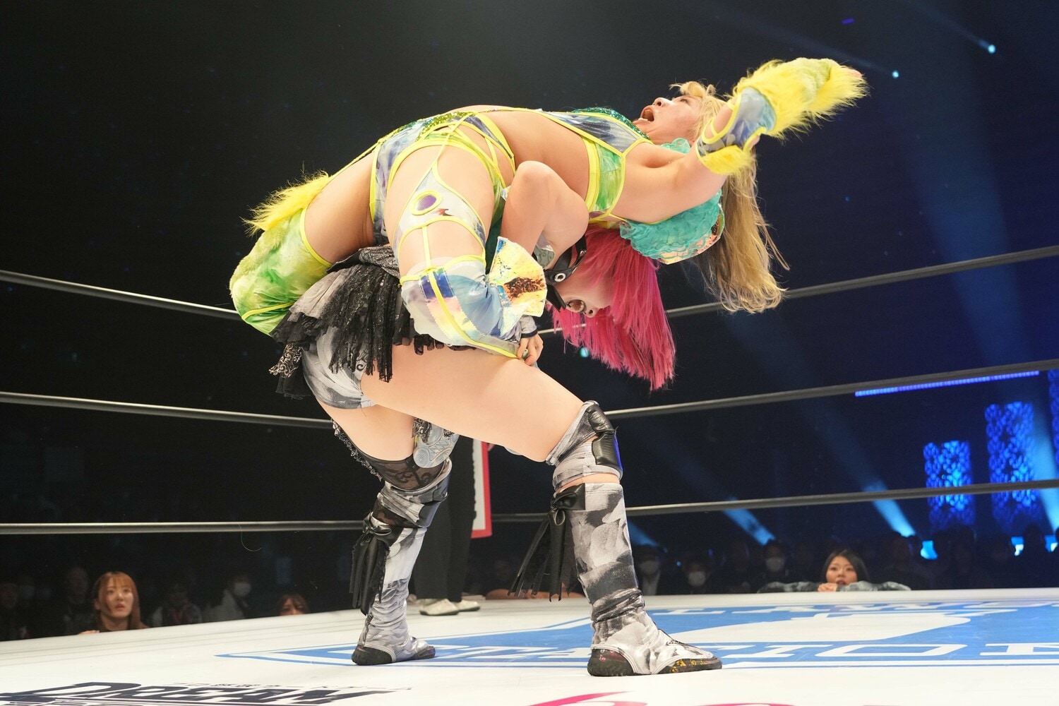 羽南をゴリーボムに持っていく吏南 ©Essei Hara