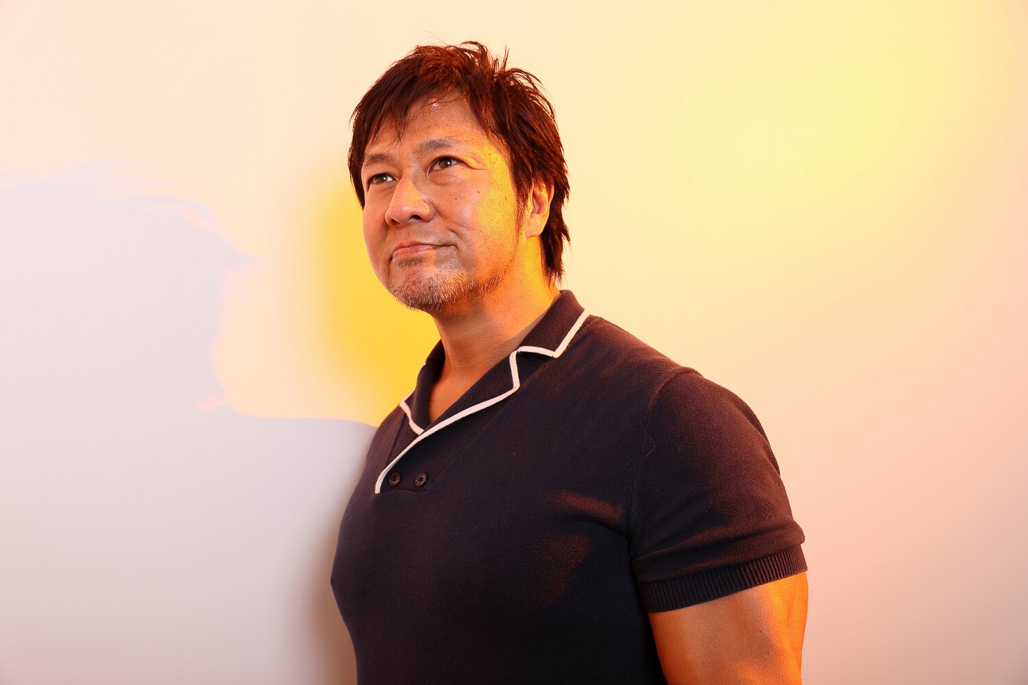 若かりしサラリーマン時代を振り返る51歳の小島聡 ©︎Shigeki Yamamoto