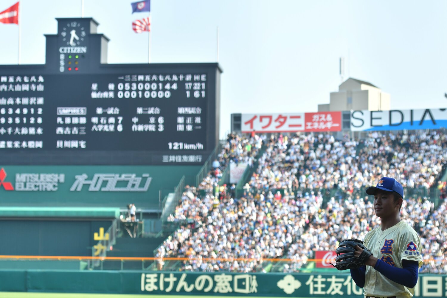 2019年大会の準々決勝。仙台育英は1-17で星稜に大敗。奥川恭伸（手前）は登板しなかった　©Hideki Sugiyama