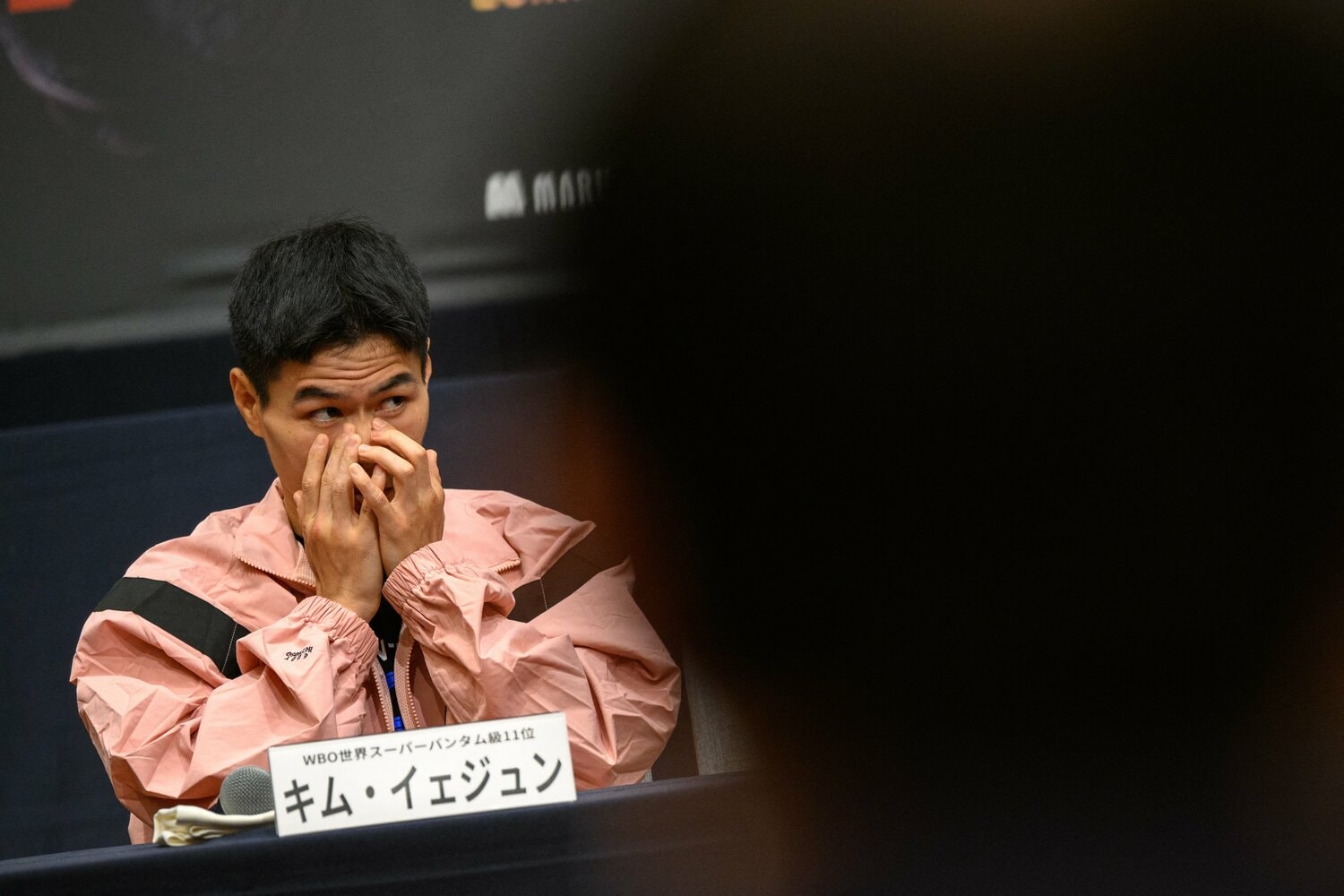 会見中、硬い表情のままだったキム・イェジュン ©JIJI PRESS