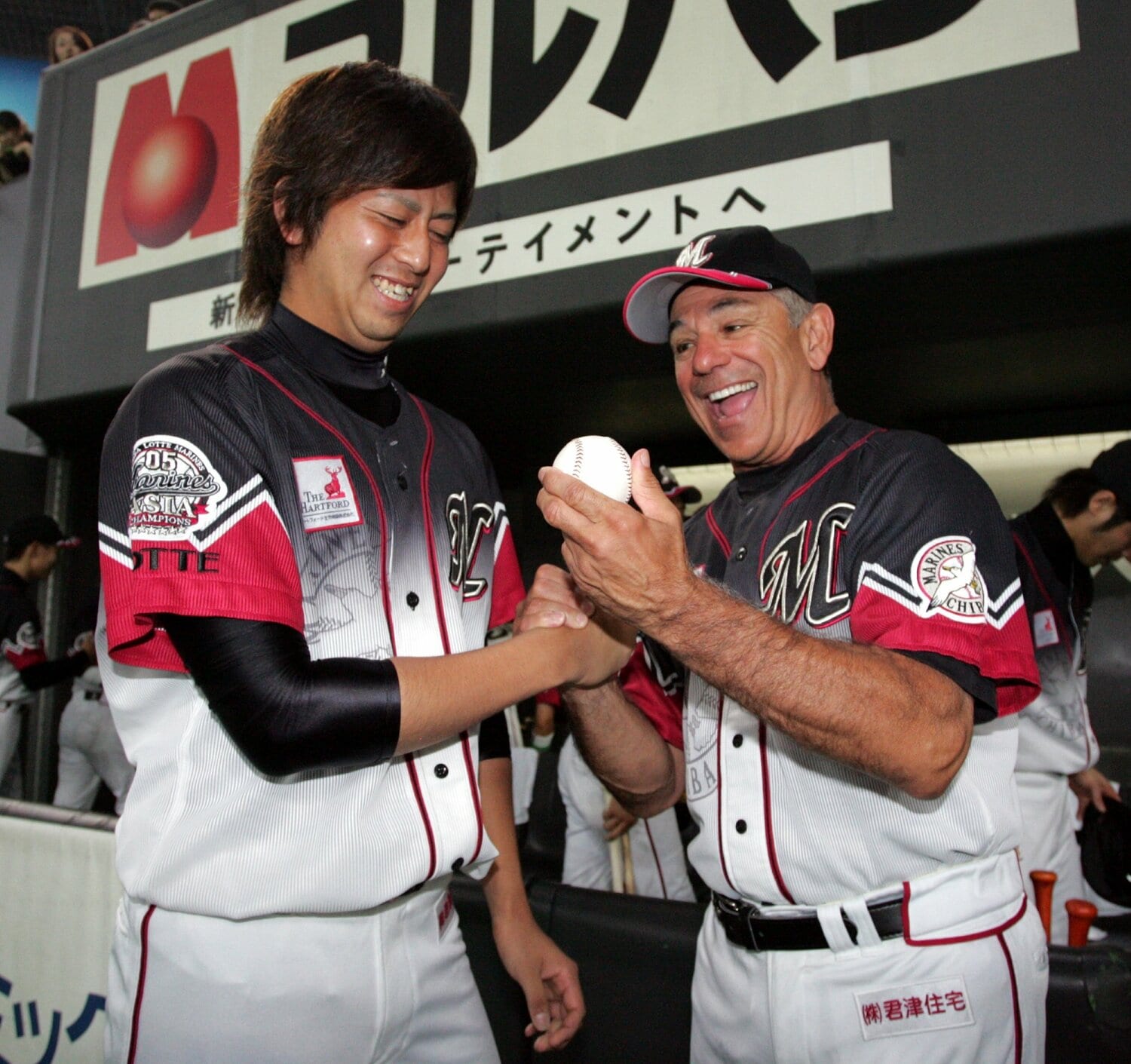 ボビー・バレンタイン監督（当時）に祝福される大嶺　©Sankei Shimbun