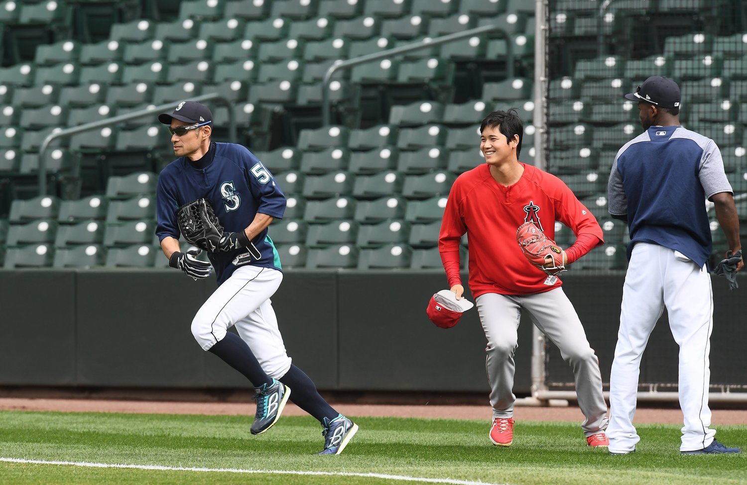 グラウンドでイチローと対面した笑顔の大谷翔平（2018年撮影）　©AFLO